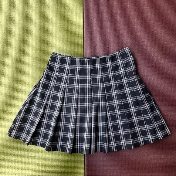 Black Plaid Tennis Skirt - Picture 4 of 4